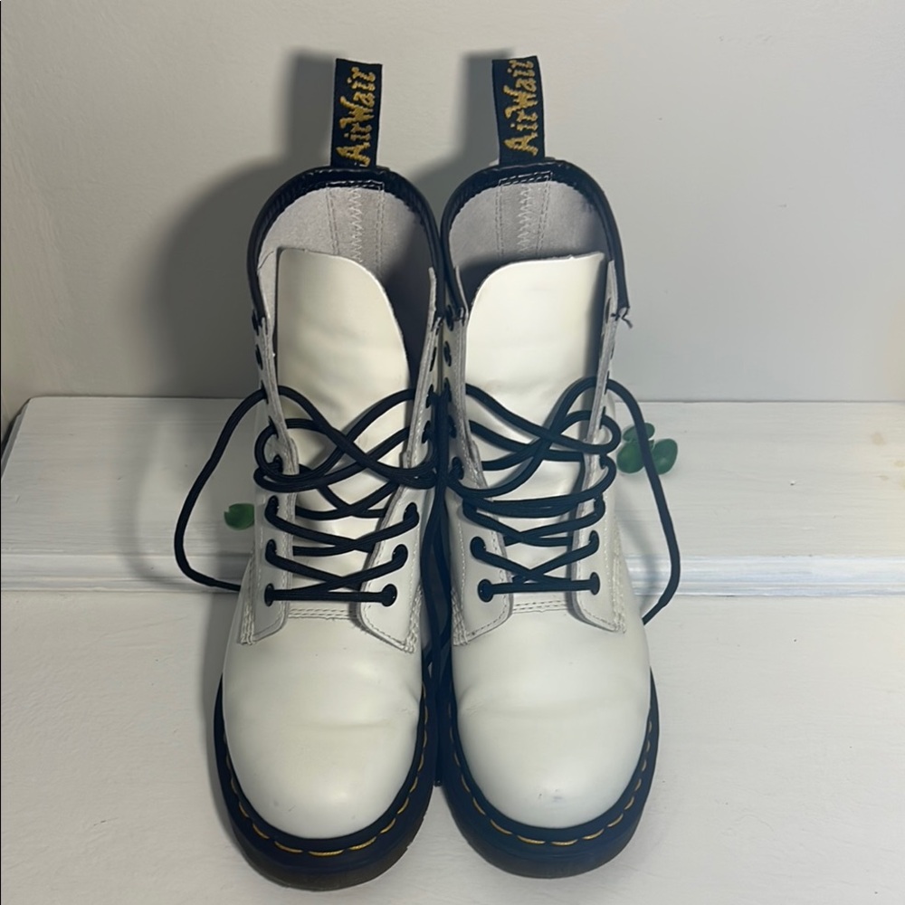 🌺 Dr. Martens White Combat Boots